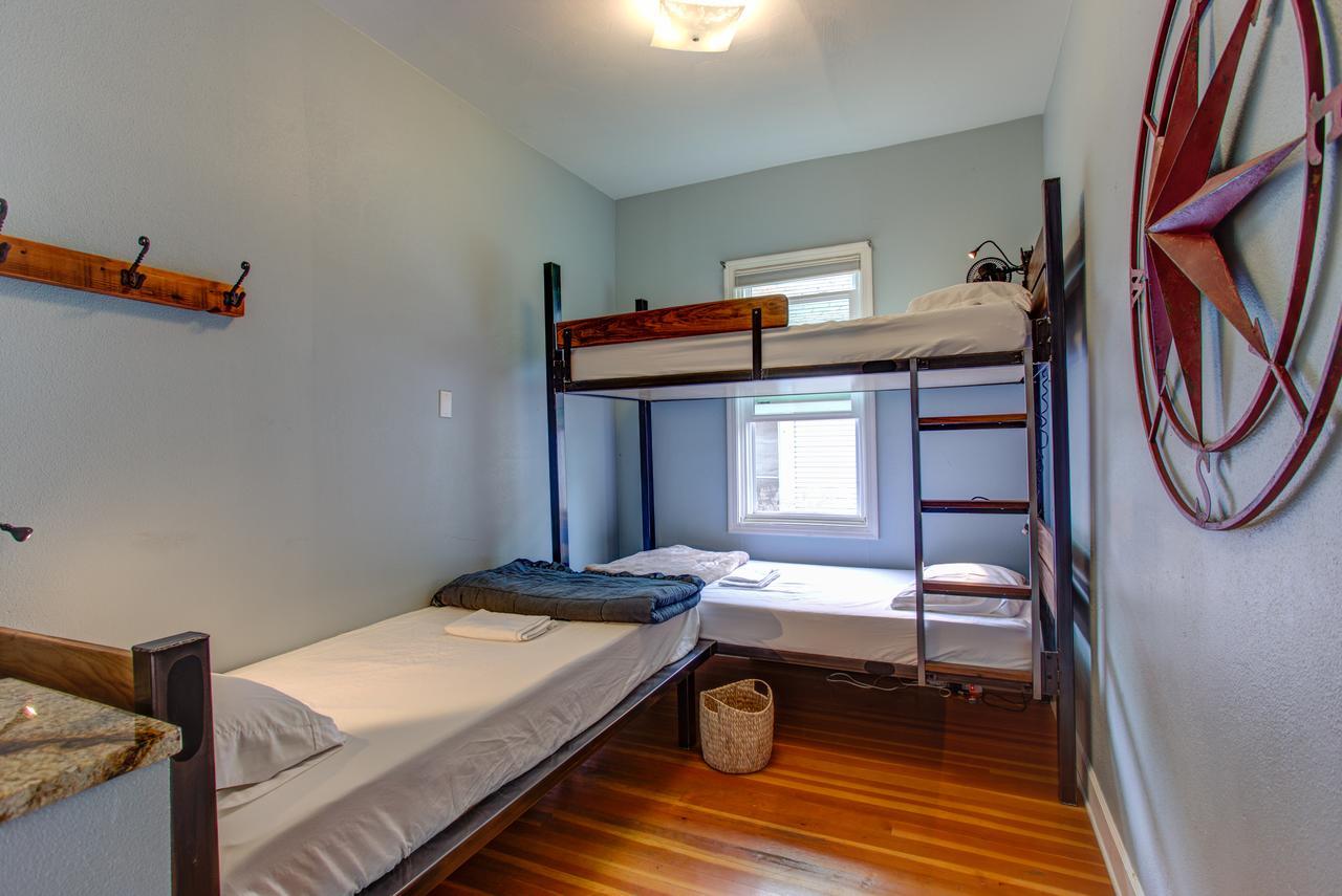 Travelers House Hostel *