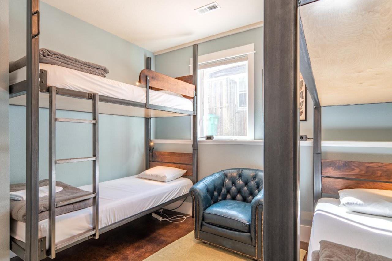Travelers House Hostel