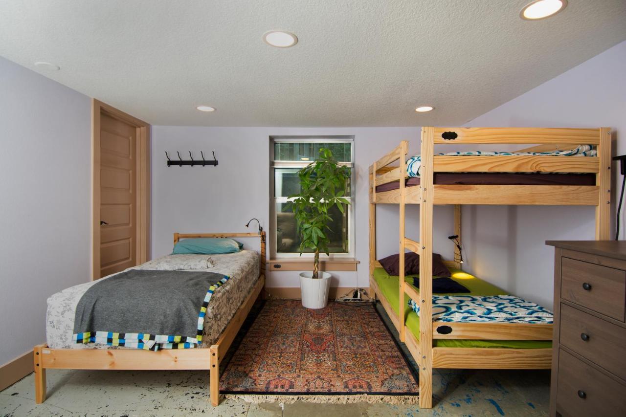 Travelers House Hostel