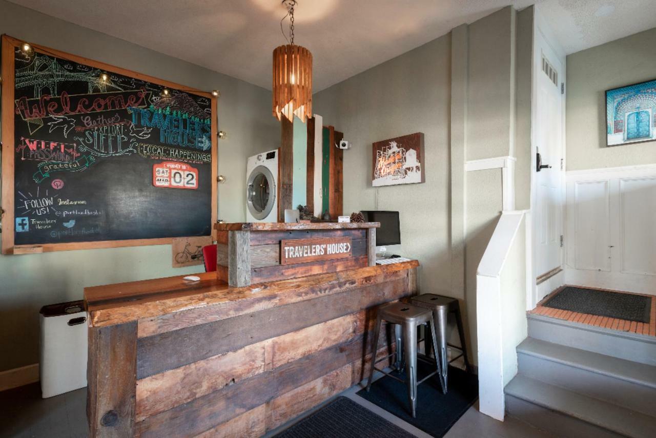 Travelers House Hostel *
